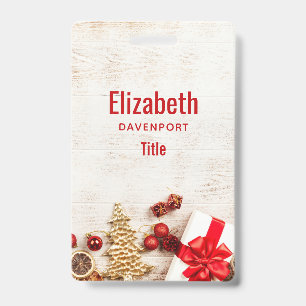 Kerstthema-items op een rustig houten bord badge