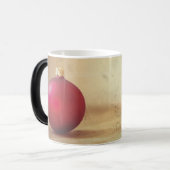 Kerstthema met kerstbal magische mok (Voorkant links)