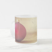 Kerstthema met kerstbal matglas koffiemok (Voorkant links)