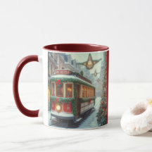 Kersttram in besneeuwde stad