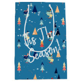 kerstvaarder in sneeuwvlokken op blauw medium cadeauzakje (Voorkant)