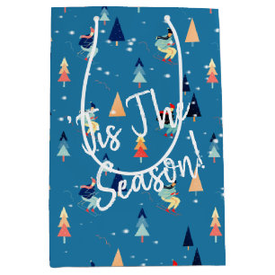 kerstvaarder in sneeuwvlokken op blauw medium cadeauzakje