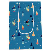 kerstvaarder in sneeuwvlokken op blauw medium cadeauzakje (Achterkant)