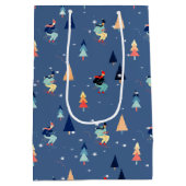 kerstvaarder in sneeuwvlokken op blauw medium cadeauzakje (Achterkant)