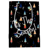 kerstvaarder in sneeuwvlokken op zwart medium cadeauzakje (Voorkant)