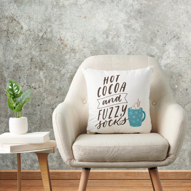 Kerstvakantie Hot Cacao Fuzzy Sokken Typografie Kussen (Christmas Holiday Hot Cocoa Fuzzy Socks Typography Throw Pillow)