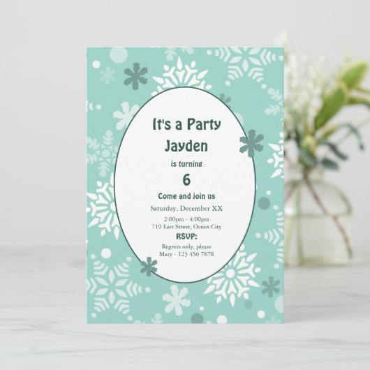 Kerstverjaardagsfeest met winters sneeuwvlokken kaart (Staand voorkant)