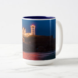Kerstverlichting bij Nubble vuurtoren in Maine Tweekleurige Koffiemok