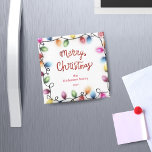 Kerstverlichting Vrolijke kerstmagneet Magneet<br><div class="desc">Ons 'Kleurrijke kerstverlichting Vakantie' collectie brengt feestelijke elementen zoals kerstverlichting samen met chique en elegante lettertypes op een eenvoudige donkere achtergrond.</div>