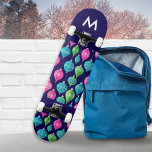 Kerstversiering Baubles Patroon Monogrammed Persoonlijk Skateboard<br><div class="desc">Breng een kleurrijke bloei aan uw skateboardsessies, met dit heldere en feestelijke bord. Met een patroon van kerstversieringen in roze, blauw en groen op een middernachtblauwe achtergrond, zal dit bord zeker schitteren in het schaats. Het bord kan worden gepersonaliseerd met een initiaal als een sierlijk monogram en is een ideaal...</div>