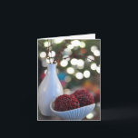 Kerstversiering in wit & rood, vaas, Kerstkaart Feestdagen Kaart<br><div class="desc">Kerstdecoratie in wit en rood, vaas, kerstkaart - Een prachtige foto met glanzend wit aardewerk, rode zaadbollen en witte mini-lichtjes die gloeien. Deze kaart roept de kersttijd op met niet-traditionele beelden. Gebruik deze kaart om Prettig Kerstfeest, Zalig Kerstfeest te wensen of als uitnodiging om vrienden uit te nodigen voor kerstavond...</div>