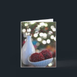 Kerstversiering in wit & rood, vaas, Kerstkaart Feestdagen Kaart<br><div class="desc">Kerstdecoratie in wit en rood, vaas, kerstkaart - Een prachtige foto met glanzend wit aardewerk, rode zaadbollen en witte mini-lichtjes die gloeien. Deze kaart roept de kersttijd op met niet-traditionele beelden. Gebruik deze kaart om Prettig Kerstfeest, Zalig Kerstfeest te wensen of als uitnodiging om vrienden uit te nodigen voor kerstavond...</div>