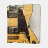 Kerstversiering met een elektrische gitaar keramisch ornament (Links)