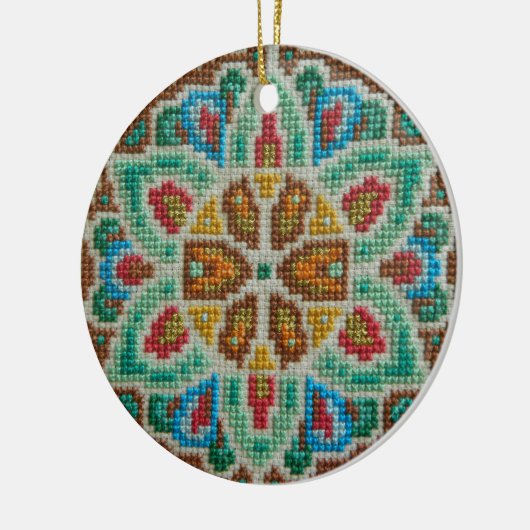 Kerstversiering met handgeborduurde hand keramisch ornament (Links)