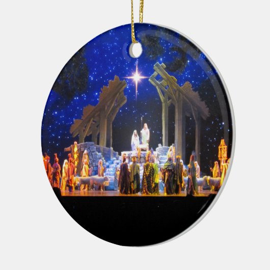 kerstversiering op de nativiteitsscène keramisch ornament (Links)