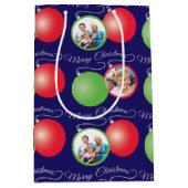 Kerstversieringen op blauw en 6 fotokaders medium cadeauzakje (Voorkant)