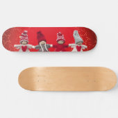 kerstversieringen op een rode achtergrond persoonlijk skateboard (Horizontaal)