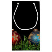 Kerstversieringen op zwart klein cadeauzakje (Achterkant)