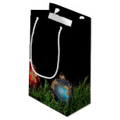 Kerstversieringen op zwart klein cadeauzakje (Achterkant Gekanteld)