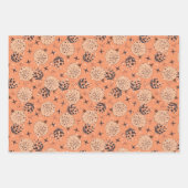 kerstversieringen, sierbloemen, kegels op kerst inpakpapier vel (Voorkant)