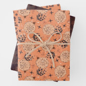 kerstversieringen, sterren, kegels, vogels op inpakpapier vel (In situ)