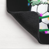 Kerstvoetbal in Santa Hat in kerstverlichting Muismat (Hoek)