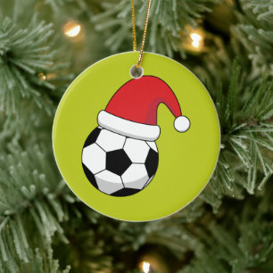 Kerstvoetbal met kerstmanhoed keramisch ornament