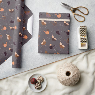 Kerstvogels met petten, sterren, bessen op grijs cadeaupapier