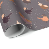 Kerstvogels met petten, sterren, bessen op grijs cadeaupapier (Rol Hoek)