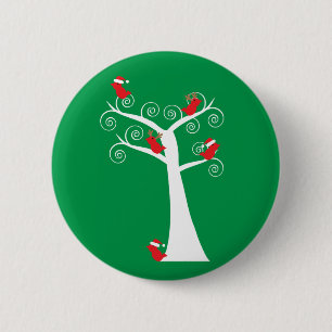 Kerstvogels Rood in een boom met het groen van de  Ronde Button 5,7 Cm