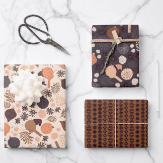 Kerstvogels, sierplanten, dennenpitten, bloemen op inpakpapier vel