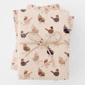 Kerstvogels, sterren en bessen op licht inpakpapier vel (In situ)