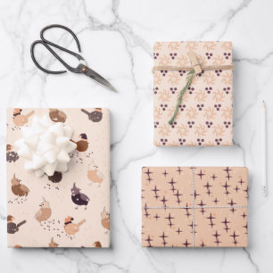 Kerstvogels, sterren en bessen op licht inpakpapier vel