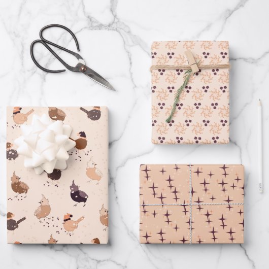 Kerstvogels, sterren en bessen op licht inpakpapier vel (Voorkant)