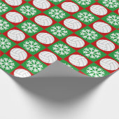 Kerstvolleybal en Snowflake Red en Green Cadeaupapier (Hoek)