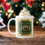 Kerstvrede, liefde en vreugde Familiefoto Koffiemok<br><div class="desc">Eenvoudige faux folie,  elegante en ingetogen familiefoto "Peace,  Love and Joy" kransontwerp met centrale cirkelvormige foto kerstvakantie ontwerp. Buitenring,  letters "J" en "Y" in "Joy",  en de bladeren rond de foto zijn nep-folie. Bovenste en onderste tekst is goudkleurig (maar geen faux-folie).</div>