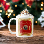 Kerstvrede, liefde en vreugde Familiefoto Koffiemok<br><div class="desc">Eenvoudige faux folie,  elegante en ingetogen familiefoto "Peace,  Love and Joy" kransontwerp met centrale cirkelvormige foto kerstvakantie ontwerp. Buitenring,  letters "J" en "Y" in "Joy",  en de bladeren rond de foto zijn nep-folie. Bovenste en onderste tekst is goudkleurig (maar geen faux-folie).</div>