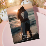 Kerstvrede op aarde Sunset Beach Foto Feestdagenkaart<br><div class="desc">Verstuur vakantiewensen met een "Vrede op Aarde" strand foto kerstkaart. Dit eenvoudige,  moderne ontwerp is perfect voor jonggehuwden en mensen die van zonsondergangstrandthema's houden. Met minimalistisch script vangt de kaart een rustieke en vredige sfeer. Ideaal voor het invoegen van kerstkaarten en het delen van "It's a Wonderful Life" vakantiegeest.</div>