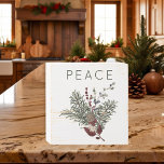 Kerstvrede Rustiek groen Houten Kist Print<br><div class="desc">Dit eenvoudige ontwerp heeft één eenvoudig woord met een rustieke takje groene hulst met rode bessen,  dennen,  pinecones,  katoenen bollen en groenblijvende takjes. Creëer door Simply Farmhouse Press.</div>