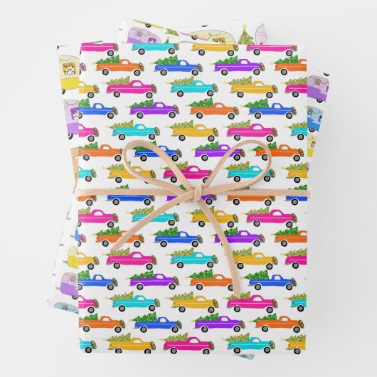 Kerstwagens met kerstbomen met tramaanhangwagens inpakpapier vel (In situ)