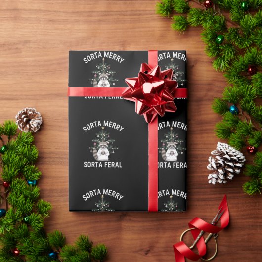 Kerstwasbeer Sorta Merry Sorta Feral Xmas Cadeaupapier (Feestdagen Geschenken)