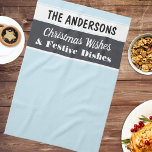 Kerstwensen Feestelijk Lichtblauw Gepersonaliseerd Theedoek<br><div class="desc">Een stijlvolle keukentheedoek voor het feestseizoen,  in ijsblauw,  houtskool en wit,  met 'Christmas Wishes and Tasty Dishes' slogan. Personaliseer met de naam van de ontvanger,  voor een individueel kookthema cadeau.</div>