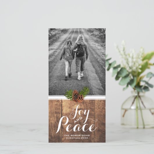 Kerstwensen Foto Houten Dennenappels Feestdagenkaart (Staand voorkant)