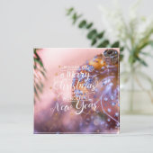 Kerstwensen op een roze kerstboomornament achtergr feestdagenkaart (Staand voorkant)