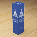 kerstwijn wijn<br><div class="desc">Verhoog uw feestelijke vieringen met onze Merry Christmas Wine Gift Box - de perfecte toets van elegantie voor het vakantieseizoen. Deze prachtige doos is niet alleen een geschenk; het is een gekoesterde aandenken die wacht om te worden gepersonaliseerd met de handtekening of namen van uw familie, het toevoegen van een...</div>
