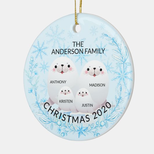 Kerstwinterfamilie van 4 zeehonden, Kerstmis Keramisch Ornament (Links)