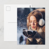 Kerstwintermeisje blaast sneeuw in haar hand briefkaart (Voorkant / Achterkant)