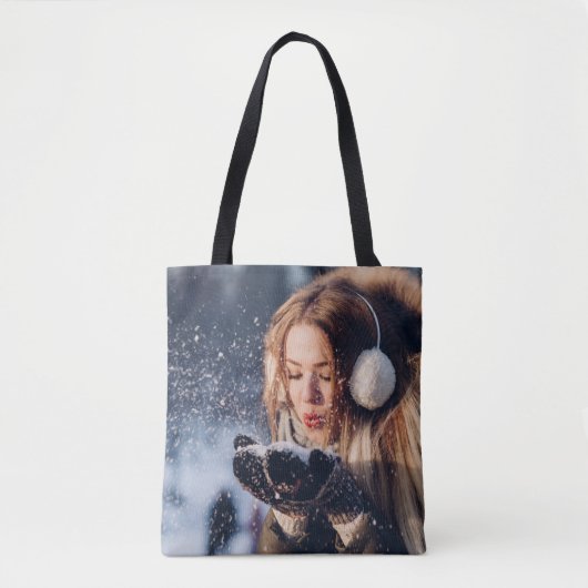 Kerstwintermeisje blaast sneeuw in haar hand tote bag (Voorkant)