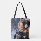 Kerstwintermeisje blaast sneeuw in haar hand tote bag (Achterkant)