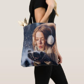 Kerstwintermeisje blaast sneeuw in haar hand tote bag (Dichtbij)